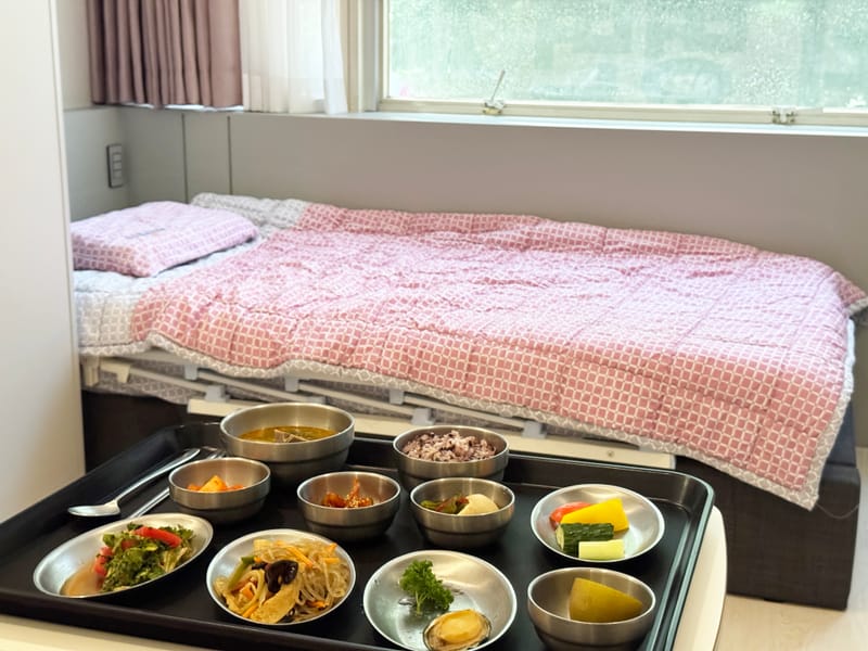 입원실 식판에 담긴 식사